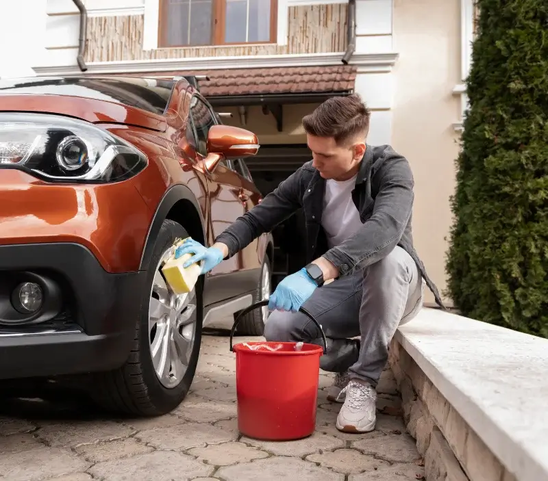 Lavage auto à domicile Achicourt : professionnel intervenant sur un véhicule